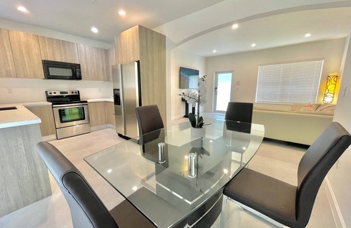 West Little Havana House | Large Home Near Brickell | Miami Beach | Calle Ocho