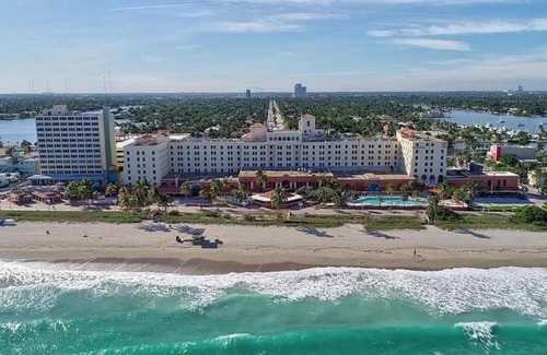 Hollywood Apartment | Large studio with kitchen, 2 beds, on the beach