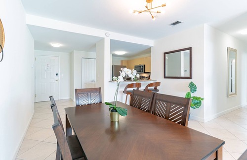 Coral Way Condo | Lovely 2/2 with king bed, Parking, Self Check In.