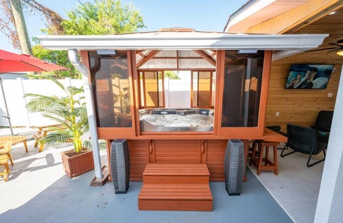 Tampa Apartment | Lovely 2-bedrooms Loft with Hot Tub.
