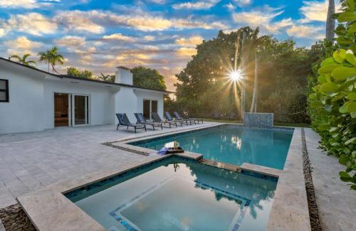 Golden Glades House | LUXE Villa Heated Pool Fire Pit GAMES