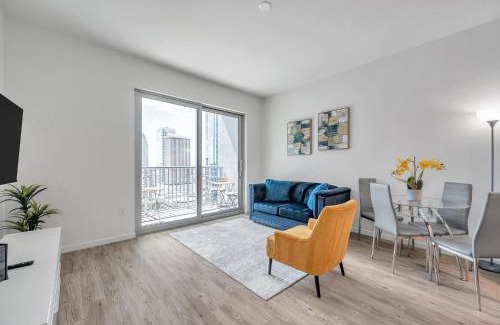 Downtown Tampa Apartment | Luxury 1 BR with DEN Downtown Tampa Apt - City Views, Rooftop Pool, Workspace