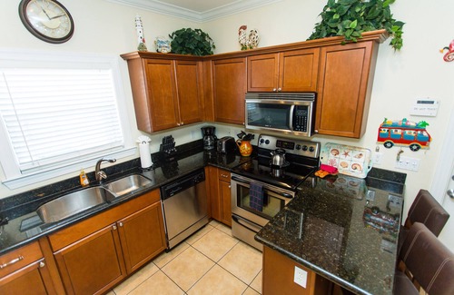 Key West House | Luxury 2/2 1/2 - FREE PARKING, WIFI, BIKES, BIG POOL, NEWLY RENOVATED