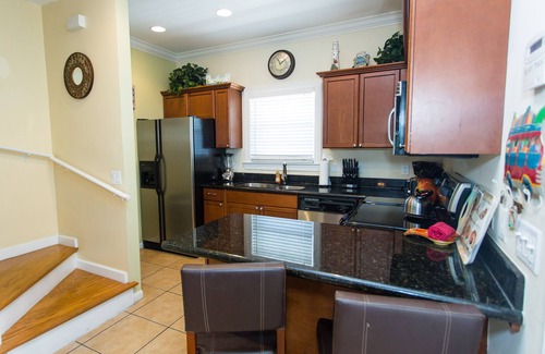 Key West House | Luxury 2/2 1/2 - FREE PARKING, WIFI, BIKES, BIG POOL, NEWLY RENOVATED