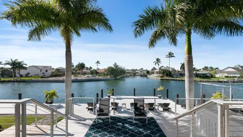 Marco Island House | Marco Polo by AvantStay Waterfront 5BDR Pool Spa Fire Pit Walk to Beach
