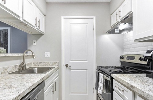 Egypt Lake-Leto Apartment | Modern Apartment in Prime Location (ID9413X94)