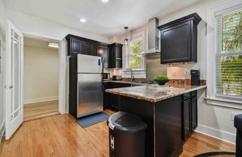 Crescent Lake Apartment | Modern apt 5 min to downtown Hot tub pets ok