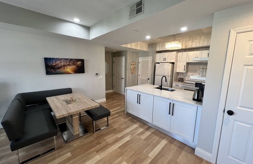 McGregor Apartment | Modern Condo