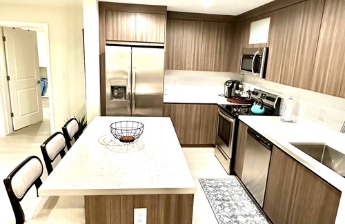 Parkside Apartment | Modern, Cozy 2 bedroom, FREE Parking & High Speed Wifi