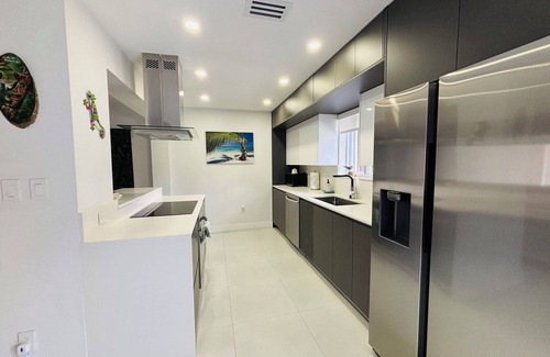 Driftwood House | Modern exquisite & luxurious vacation rental pool heater close to the beach 9 m