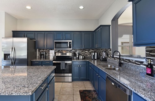 West Kissimmee Villa | ✦Modern Luxury Villa✦5 min2Disney✦Movie Room✦South-facing Pool/Spa✦Themed Rooms