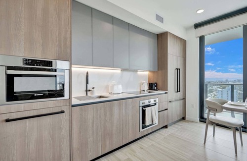 North Beach Condo | NEW: 10th Floor 3BR/2BA Condo with Pool, Just Steps from Miami Beach