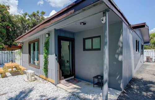 Middle River Terrace House | New Wilton Manor Compound! Sleeps 12