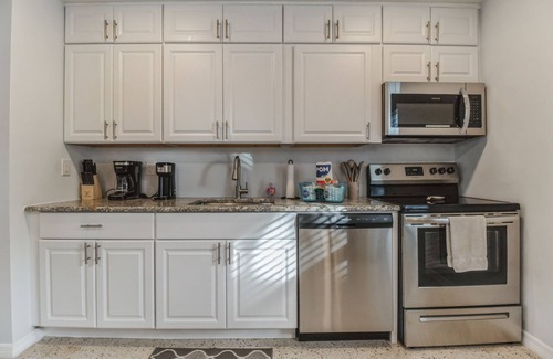Fort Myers Beach House | Newly Renovated🌴Mango Villa - Steps away from beach/private heated pool🌞