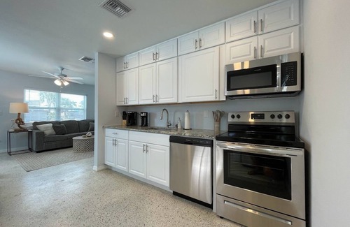 Fort Myers Beach House | Newly Renovated🌴Mango Villa - Steps away from beach/private heated pool🌞