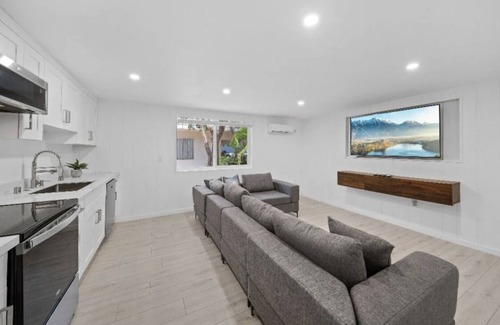 Tavernier House | Newly Updated 1 Bedroom Space in Tavernier. Walk to Harris Park!