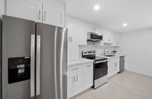Tavernier House | Newly Updated 1 Bedroom Space in Tavernier. Walk to Harris Park!