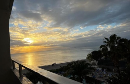 Galt Mile Hotel | Ocean Manor Tiki Sunset Retreat