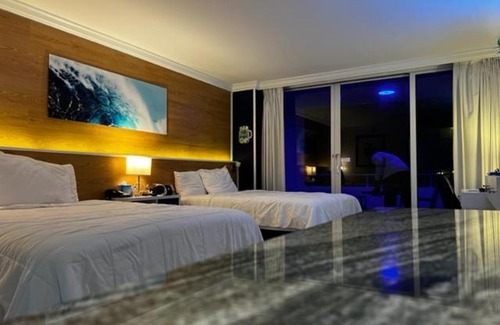 Galt Mile Hotel | Ocean Manor Tiki Sunset Retreat