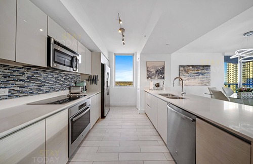 Hallandale Beach Condo | ★OCEANSIDE ESCAPE 3BD/3BA VIP-TOWER OF BCHWLK