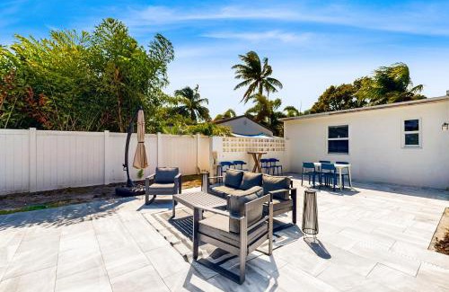South Middle River House | Palm & Pool Retreat