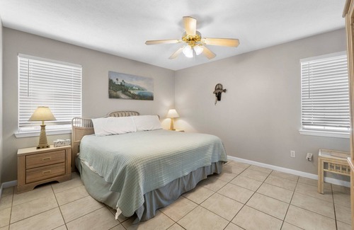 Holiday Beach House | Pet-Friendly Beach Retreat for 8! Walk to Gulf