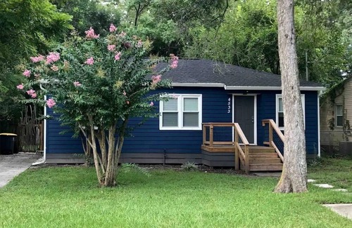 Lakeshore South House | Pet Friendly Charming Lakeshore Bungalow Sleeps 6