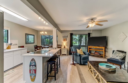 Fernandina Beach House | Pet Friendly | Remodeled Forest Ridge Townhome | 5-7 Minute Walk to Beach | Community Pool & Tennis