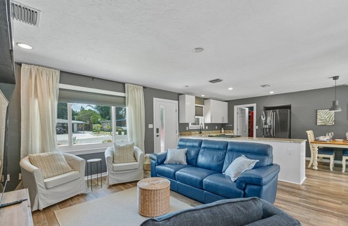Arlington Park House | Private Backyard-27 Palms
