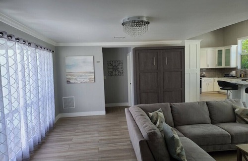 Lauderdale-by-the-Sea House | Private Newly Renovated Home 2020- Short Walk to Beach, Food, Shopping & More!