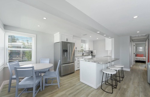 Mid Island House | 🐚Private Pool + Great Outdoor Living Space- Walk2Bch-Cozy Cottage