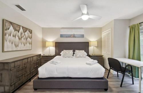 Temple Terrace House | Red Royalty Pool, King Bed, Yard