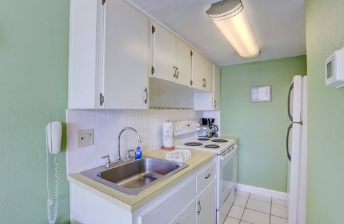 Redington Shores Condo | Redington Surf Resort 09 Quaint Beach Front Condo Motel
