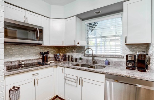 South Pinellas Community Council House | Remodeled St Petersburg Retreat w/Hot Tub!