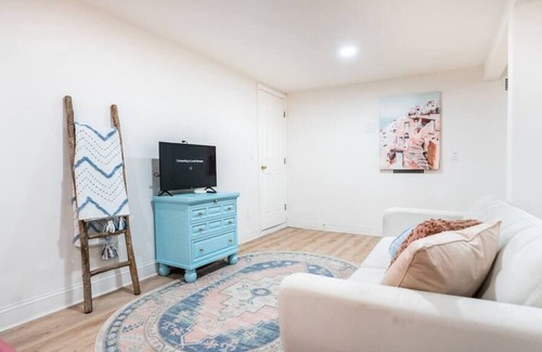 Five Points House | Renovated Riverside Studio Retreat - Sleeps 8 ppl