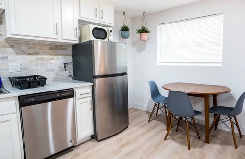 Five Points House | Renovated Riverside Studio Retreat - Sleeps 8 ppl