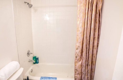 Five Points House | Renovated Riverside Studio Retreat - Sleeps 8 ppl