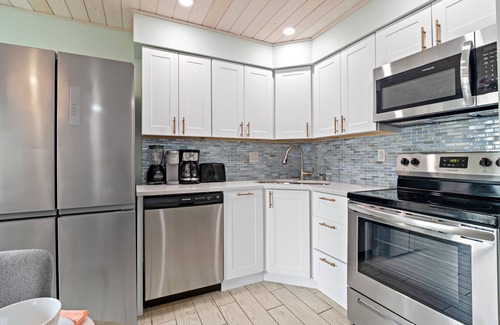 Siesta Key Village House | Sea Foam | Pet Friendly, Located in Siesta Key Village, Steps to Siesta Key Beach!