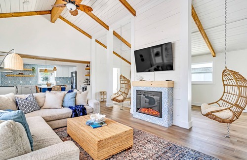 Trailer Estates House | Seaside Serenity: A luxurious and modern HEATED Pool Home