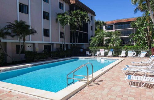 Sanibel Condo | Shorewood #2B Large, spacious 3BRM, 3BA condo with unbelievable view of Gulf. Beach front. Sleeps 6.