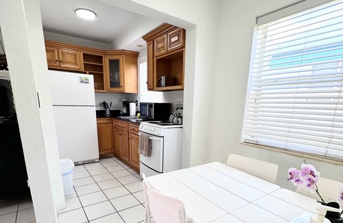 Hollywood South Central Beach Condo | Southwinds #5 for 5 guests -Near the beach