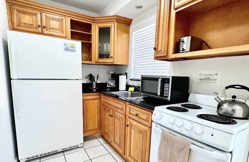 Hollywood South Central Beach Condo | Southwinds #5 for 5 guests -Near the beach