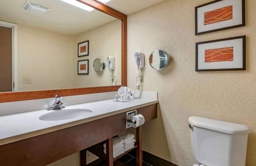 Ludlam House | Spacious, comfortable accommodations in Miami