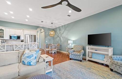 Hollywood Beach House | Steps to the Beach and Beach Side Pool! Sleeps 8, West End PCB