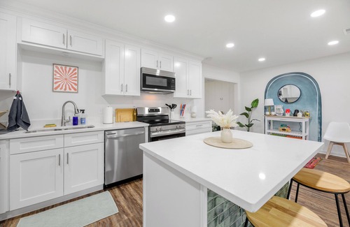 Tallahassee House | Tally's Sapphire - Sleeps12 - FSU/Capitol/Golf Club - Game Rm, Projector, Patio