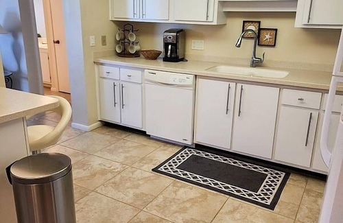South Island Condo | This penthouse vacation rental condo boasts 1400 sq. feet of living area and.