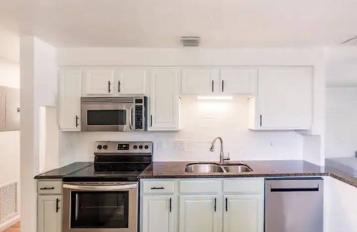 Mango Groves House | Tropical Bungalow, Walk to Lake Ave & Beach
