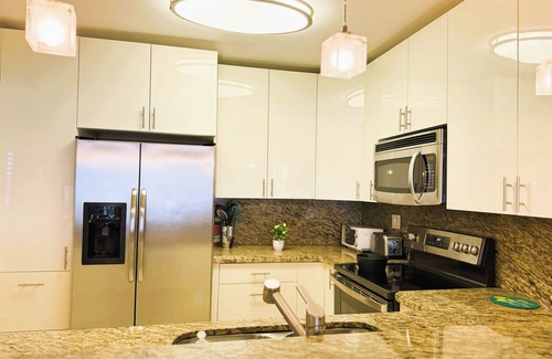 Hallandale Beach Apartment | Tropical vacation BEACH CONDO 1 bedroom 1,5 bath 2 parking spots sleeps up to 6