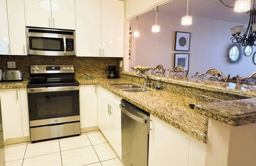 Hallandale Beach Apartment | Tropical vacation BEACH CONDO 1 bedroom 1,5 bath 2 parking spots sleeps up to 6