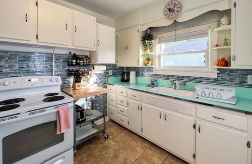 Gulfport House | Tyn & Marty's Old-Fashioned Beach Cottage
